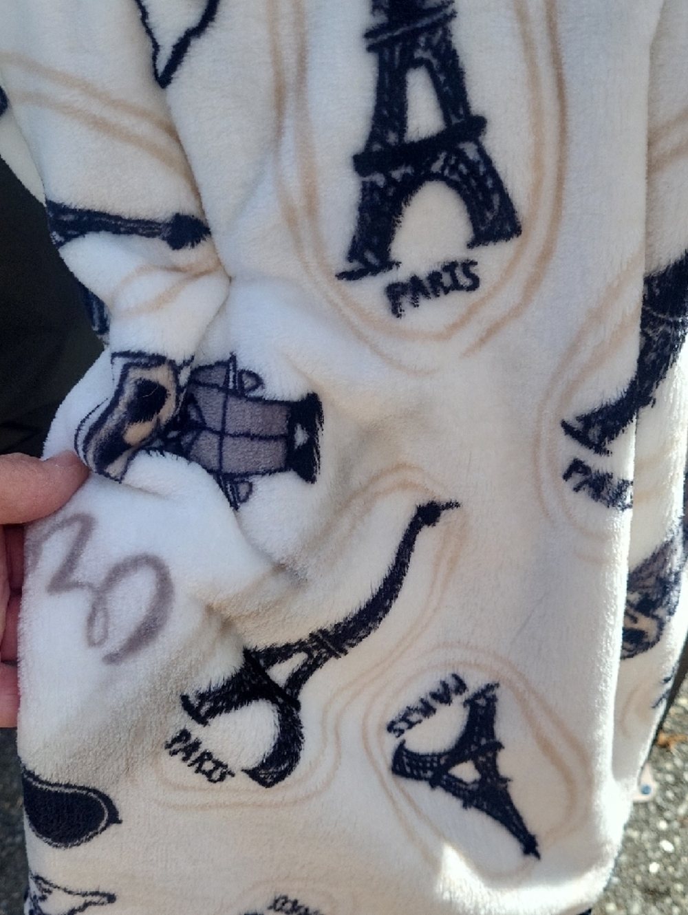Karl Lagerfeld Black & White Milky Plush Throw Packaging - Picture 6 of 8